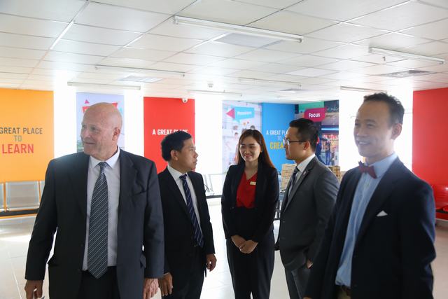 Đại diện Đại học tham quan cơ sở vật chất của UEF 3