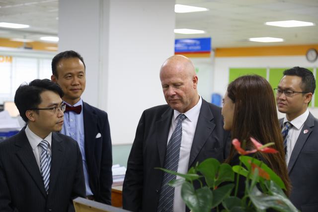 Đại diện Đại học tham quan cơ sở vật chất của UEF 4