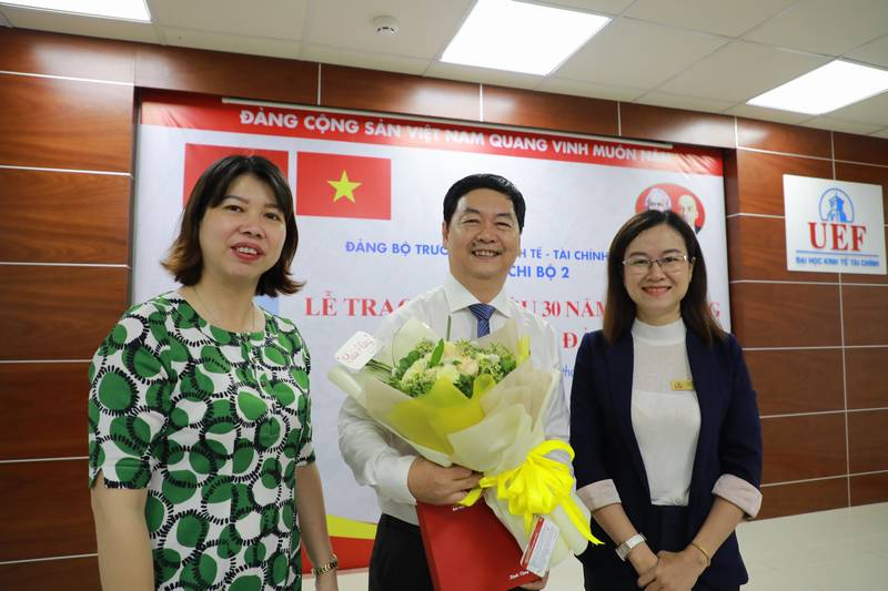 Lễ trao Huy hiệu 30 năm tuổi Đảng