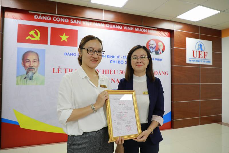 Lễ trao Huy hiệu 30 năm tuổi Đảng