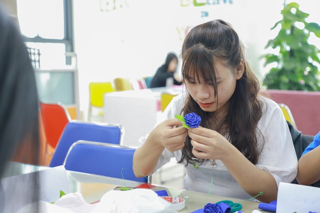 Thiết kế thiệp và hoa cài áo