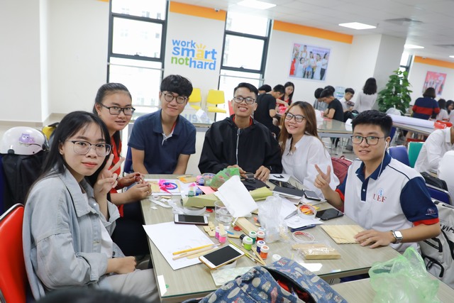 Thiết kế thiệp và hoa cài áo