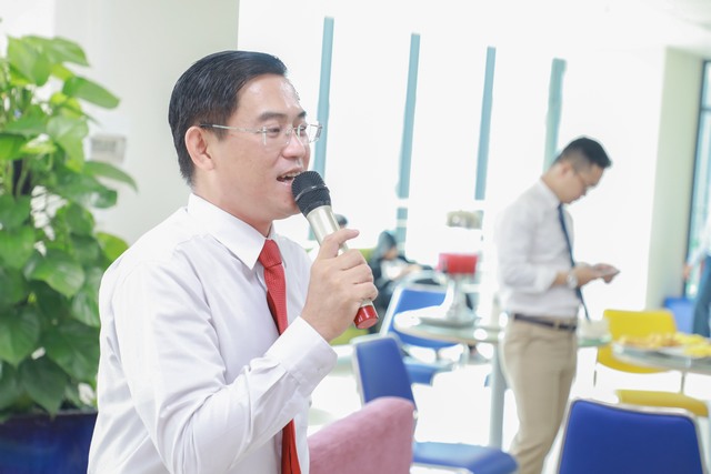 Thiết kế thiệp và hoa cài áo