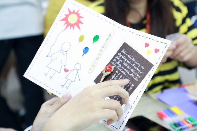 Thiết kế thiệp và hoa cài áo