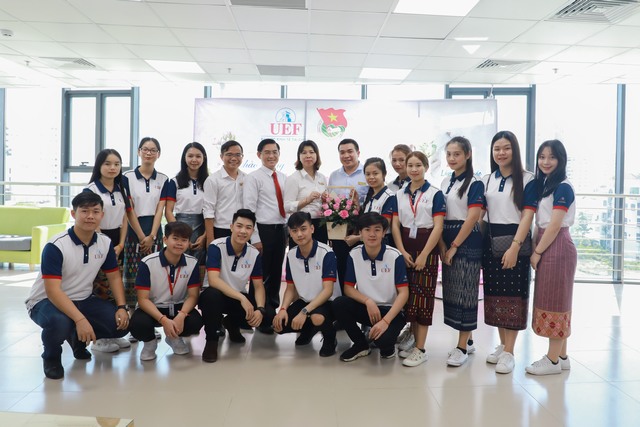 Thiết kế thiệp và hoa cài áo