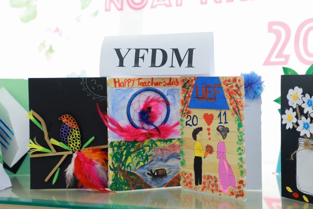 Thiết kế thiệp và hoa cài áo