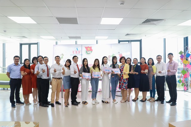 Thiết kế thiệp và hoa cài áo