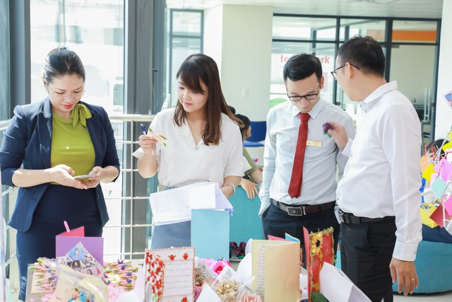 Thiết kế thiệp và hoa cài áo