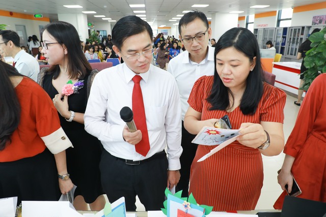 Thiết kế thiệp và hoa cài áo