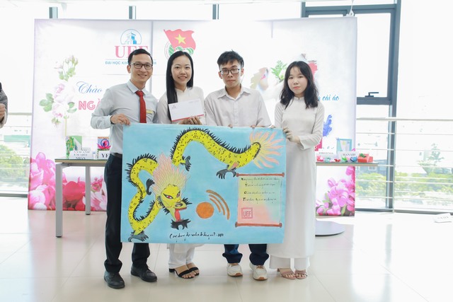 Thiết kế thiệp và hoa cài áo