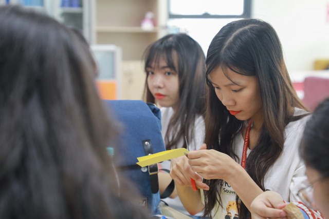 Thiết kế thiệp và hoa cài áo