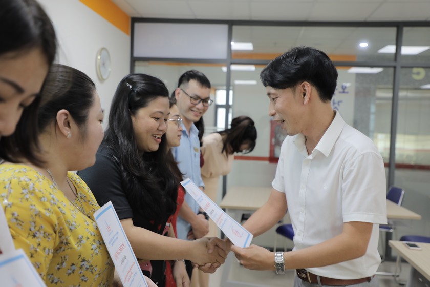 Trao chứng nhận tiếng anh