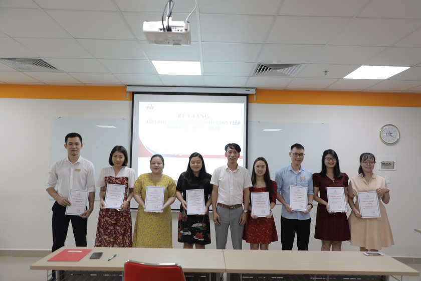 Trao chứng nhận tiếng anh