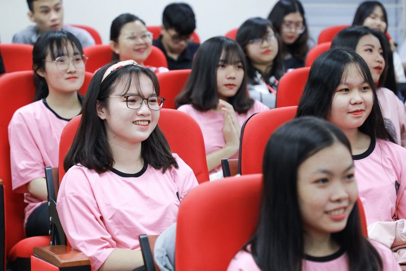 Khoa Quan hệ công chúng và Truyền thông chào đón tân sinh viên