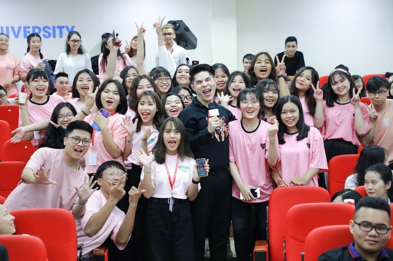 Khoa Quan hệ công chúng và Truyền thông chào đón tân sinh viên