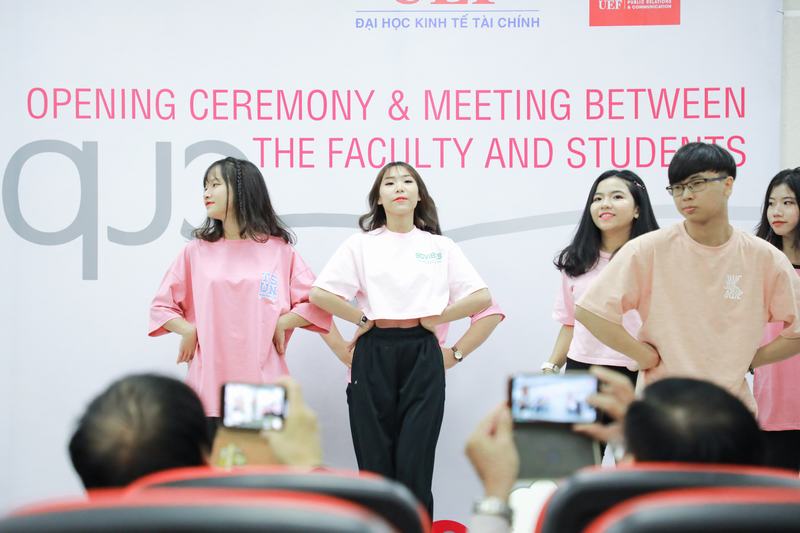 Khoa Quan hệ công chúng và Truyền thông gặp mặt tân sinh viên