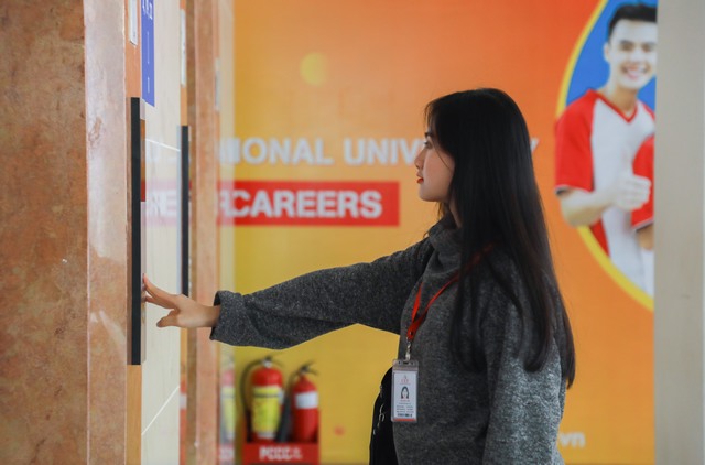 sinh viên UEF trở lại trường học tập