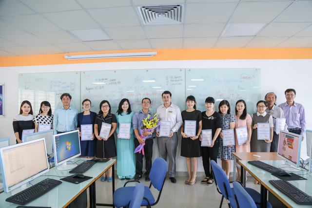 Trao chứng nhận khóa học UEF 1