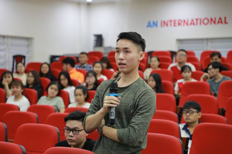 Khoa Kinh tế giao lưu cùng sinh viên đầu năm học