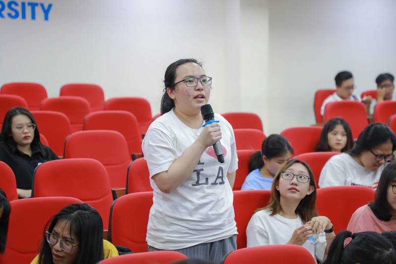 Khoa Kinh tế giao lưu với sinh viên đầu năm học