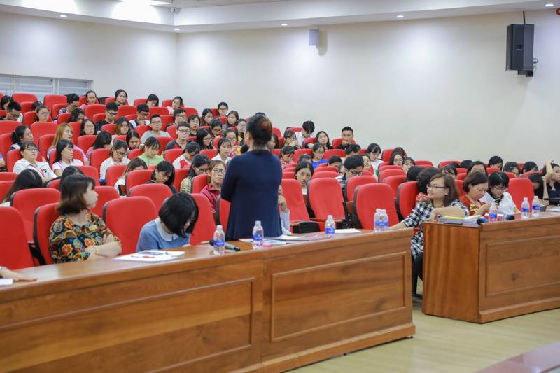 Khoa Kinh tế giao lưu với sinh viên đầu năm học