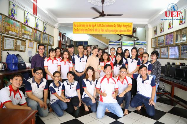 Sinh viên UEF mang niềm vui đến cho các em nhỏ mái ấm Tâm Đức