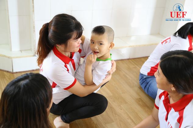 Sinh viên UEF mang niềm vui đến cho các em nhỏ mái ấm Tâm Đức