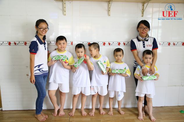 Sinh viên UEF mang niềm vui đến cho các em nhỏ mái ấm Tâm Đức