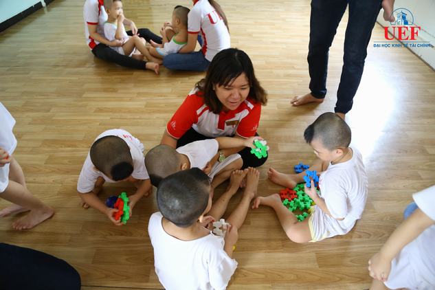 Sinh viên UEF mang niềm vui đến cho các em nhỏ mái ấm Tâm Đức