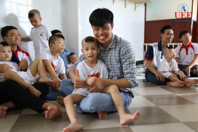 Sinh viên UEF mang niềm vui đến cho các em nhỏ mái ấm Tâm Đức