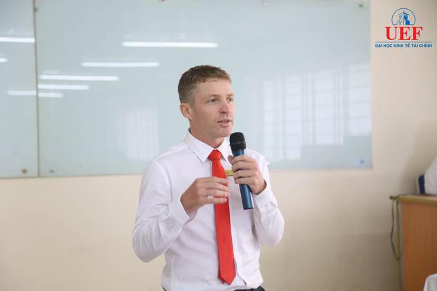 Cùng sinh viên UEF khám phá “World Englishes”