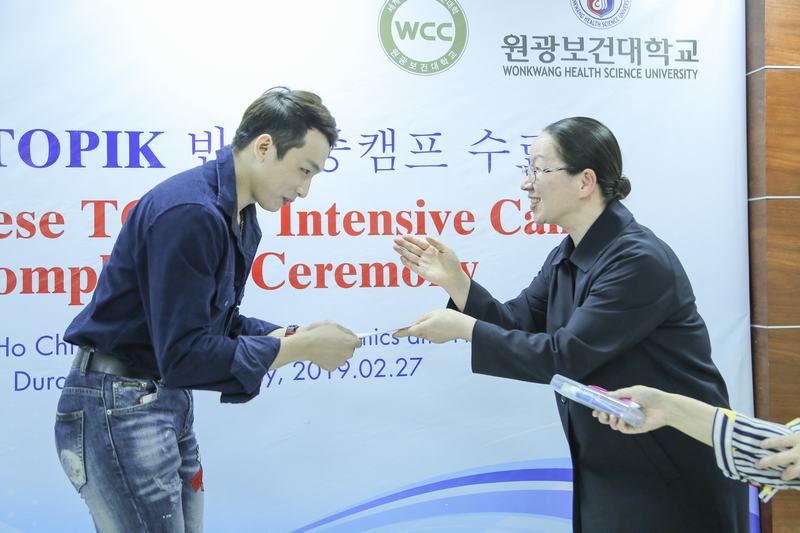 trao chứng nhận 2