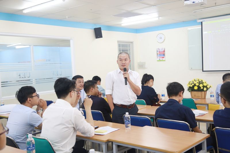  Sinh viên UEF có cơ hội giao lưu trực tiếp với các diễn giàu kinh nghiệm trong lĩnh vực chứng khoán 4