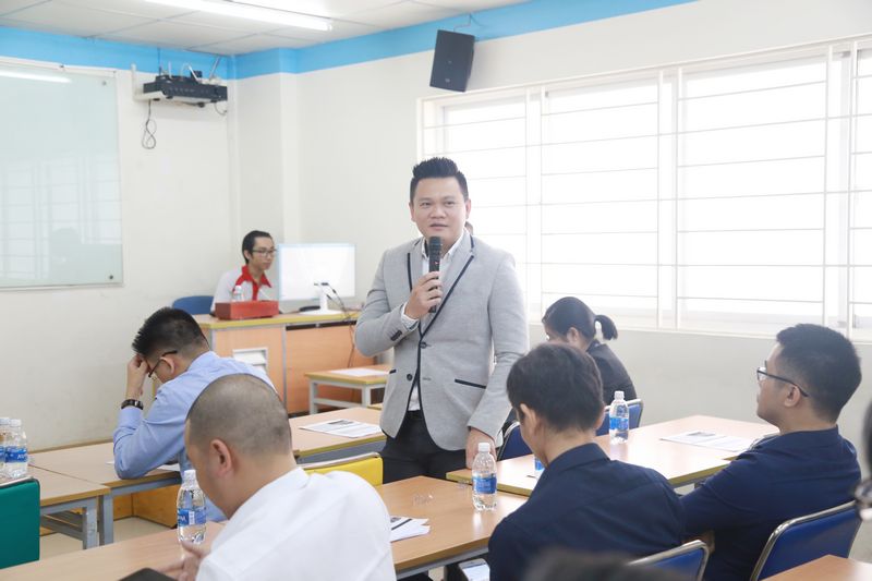  Sinh viên UEF có cơ hội giao lưu trực tiếp với các diễn giàu kinh nghiệm trong lĩnh vực chứng khoán 2