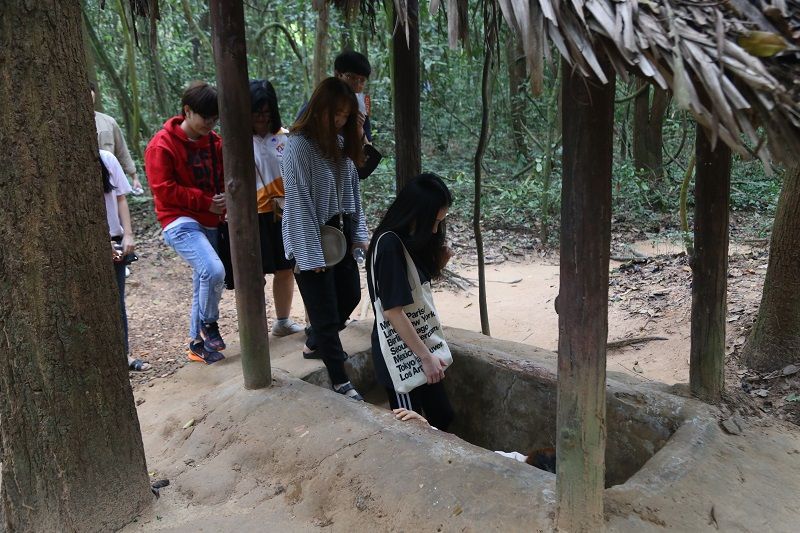 Woosong đi địa đạo Củ Chi 4