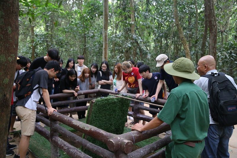 Woosong đi địa đạo Củ Chi 1