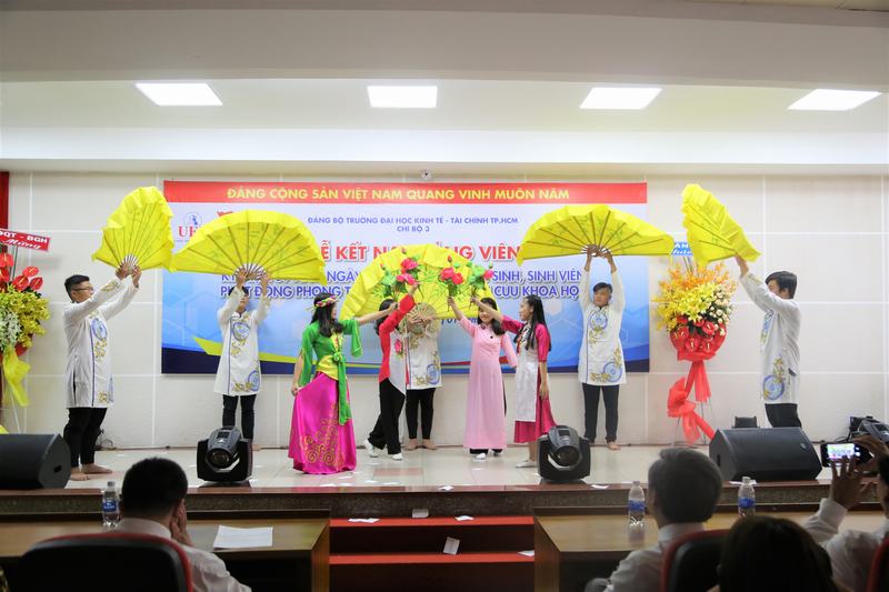 Các tiết mục văn nghệ sôi động, vui tươi mang không khí Tết tràn ngập Hội trường   1