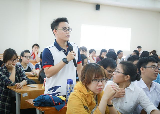 Những “nhà hoạch định tài chính” tương lai tự tin trao đổi về nội dung hoạt động của Câu lạc bộ