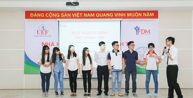 Các bạn sinh viên nhiệt tình tham gia các trò chơi tập thể vui tươi, sôi nổi