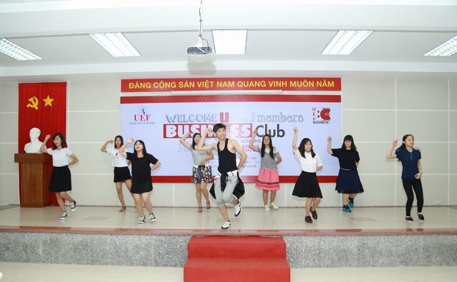 Các thành viên tự tin “khoe” cá tính với những tiết mục văn nghệ sôi động