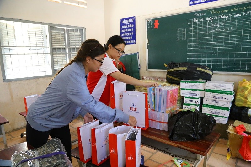 Tất bật chuẩn bị những phần quà bất ngờ dành cho các bé thiếu nhi