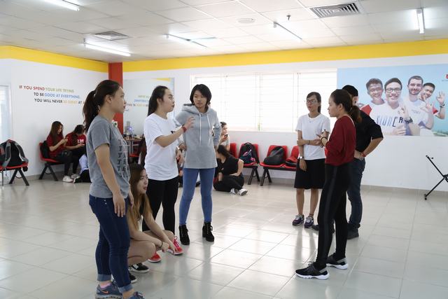 Biên đạo, dancer Huỳnh Mến truyền đạt nhiều kinh nghiệm giá trị,  giúp các bạn của 2 nhóm nhảy lựa chọn được bài thi phù hợp nhất với phong cách của các thành viên