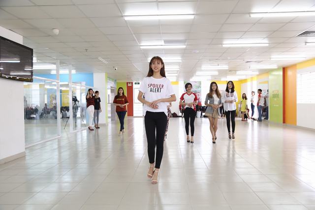 Phí Phương Anh chuyên nghiệp, gần gũi nhưng không kém phần khắt khe đối với những ứng cử viên cho ngôi vị Miss UEF  