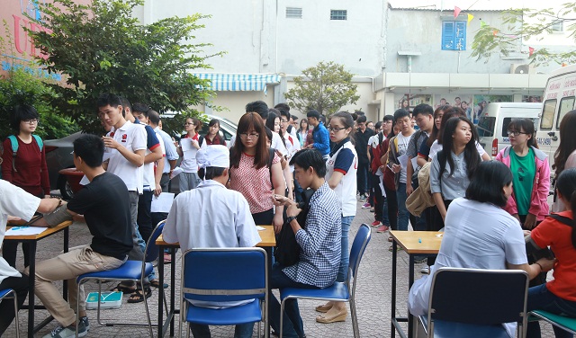 Các bạn sinh viên có mặt từ rất sớm để hoàn thành phiếu đăng ký thông tin và tiến hành kiểm tra sức khỏe