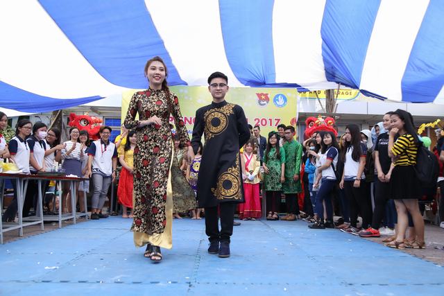 biểu diễn trang phục Táo đẹp