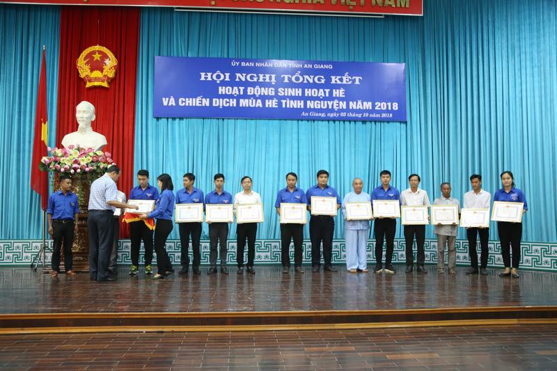 bằng khen mùa hè xanh 2018 2