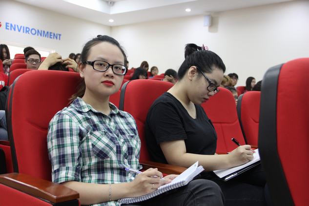 “Tiếp lửa” cho phong trào nghiên cứu khoa học sinh viên tại UEF