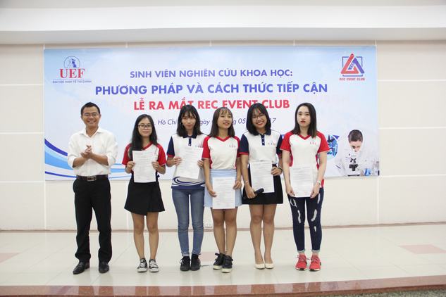 “Tiếp lửa” cho phong trào nghiên cứu khoa học sinh viên tại UEF