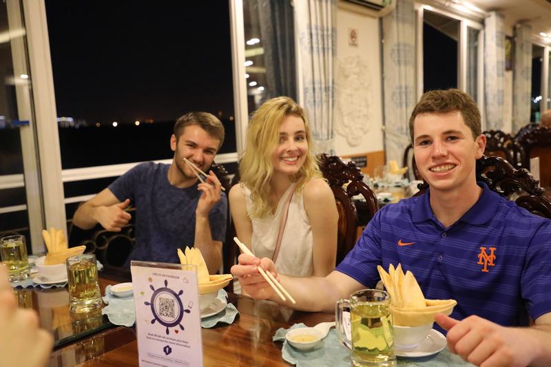 plus 3 tiệc chào mừng 2