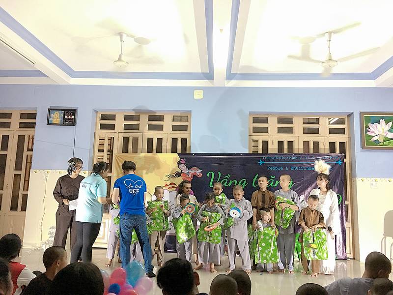 Vầng trăng yêu thương 2019